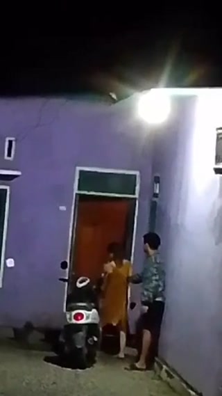 Viral Ngintip tetangga masih smp mesum di depan rumah (480).mp4